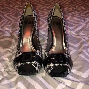 Gianni Bini houndstooth open toed heels